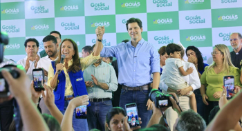 Gracinha Caiado e Daniel Vilela levam serviços do Goiás Social a Trindade 